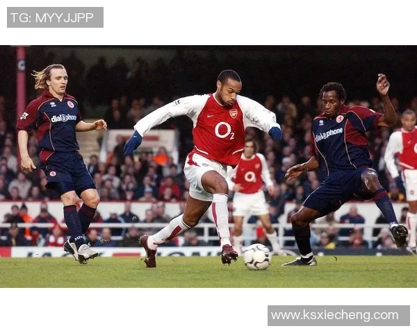 中锋足球巨星全面解析从进攻核心到球队灵魂的成长之路